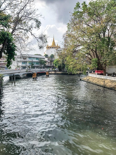 Monte dourado (montanha) e Khlong Saen Saep canel em Bangkok Tailândia.