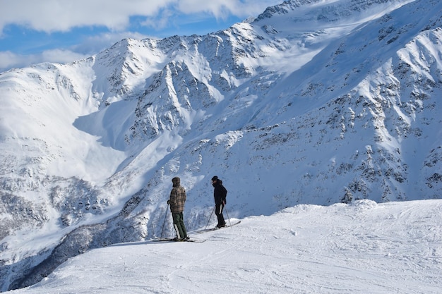 Monte Elbrus con pistas de esquí Montañas nevadas del Cáucaso Esquí alpino al aire libre