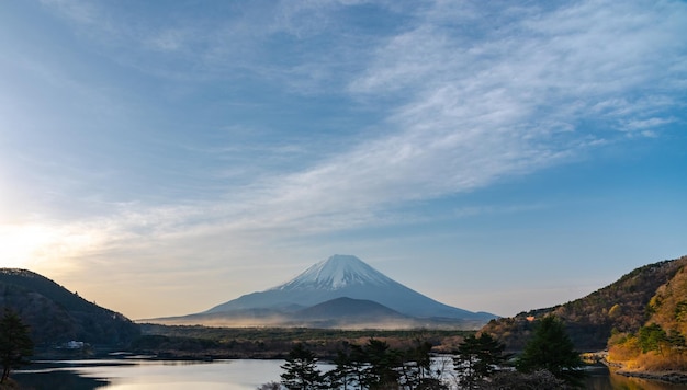 Monte Fuji con arena fina natural volando en el aire