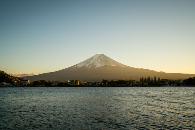 Monte Fuji en el crepúsculo del atardecer