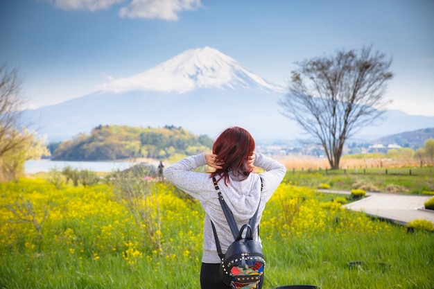 Monte Fuji e campo de flor.