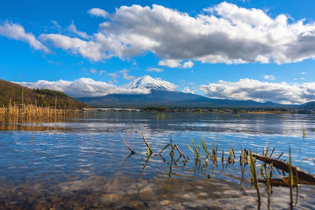 El monte Fuji y el lago Kawaguchi con cielo nublado.