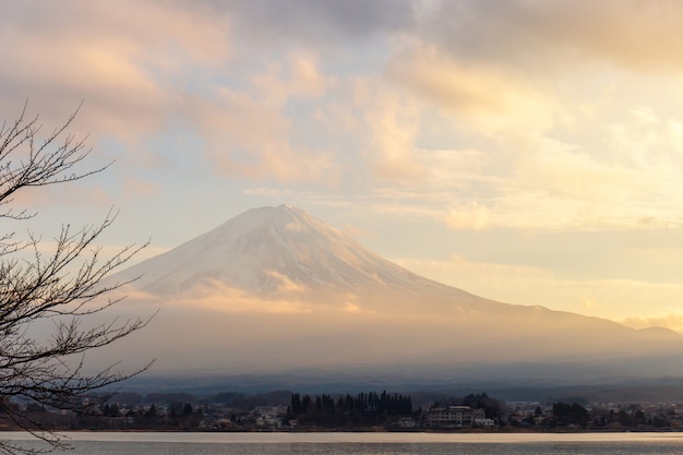 monte Fuji y el lago Kawaguchi en la puesta de sol en Yamanashi, Japón