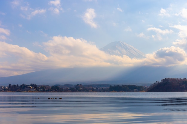 monte Fuji y el lago Kawaguchi en Yamanashi, Japón