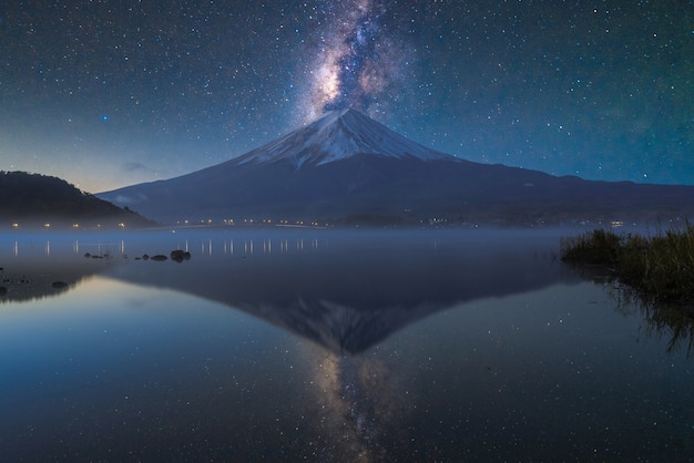 Monte fuji en el lago kawaguchiko, crepúsculo