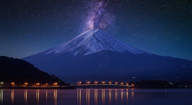 Monte fuji en el lago kawaguchiko, crepúsculo