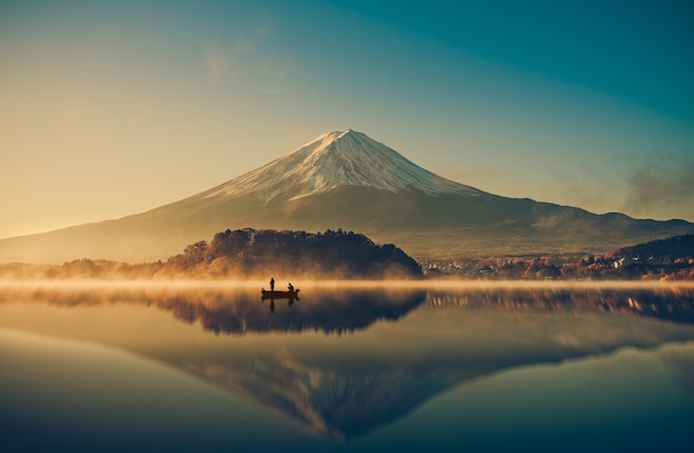 Foto monte fuji en el lago kawaguchiko, salida del sol, vintage