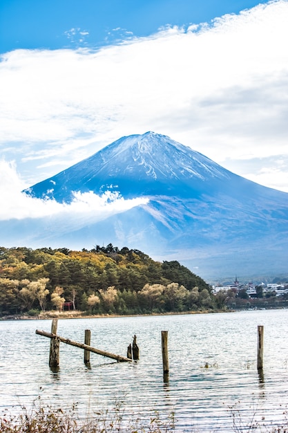 Monte fuji en el lago kawaguchiko en Yamanashi, Japón