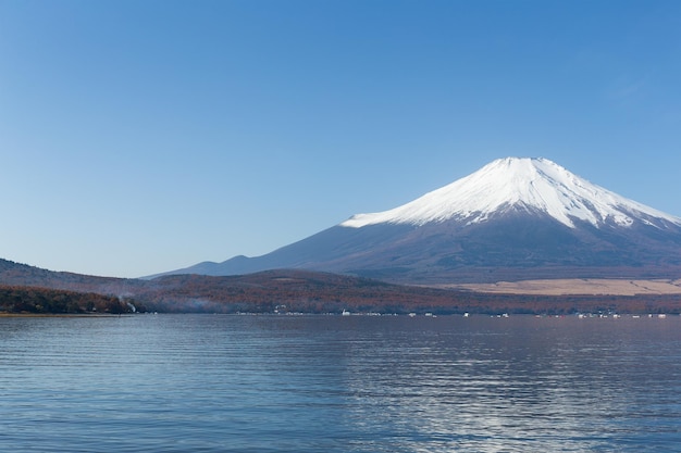 Monte Fuji en el lago Yamanaka