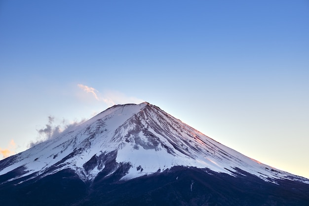 Foto monte fuji con nieve capsulada y follaje del otoño en el lago kawaguchi, japón.