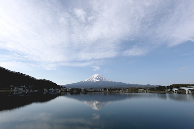 Monte fuji no lado do lago do kawaguchiko.