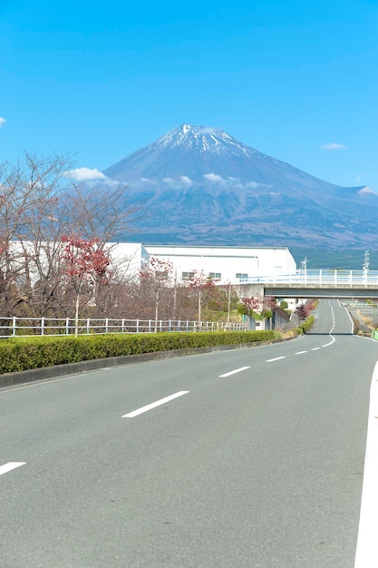 Monte Fuji en otoño con camino desértico y poca nieve en la cima Disparo vertical