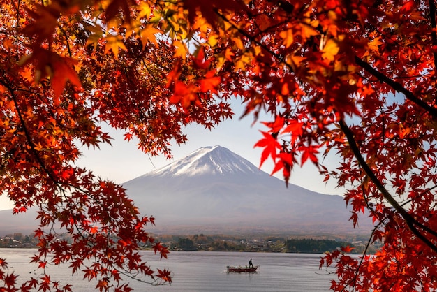 Monte Fuji en otoño con hojas de arce rojas