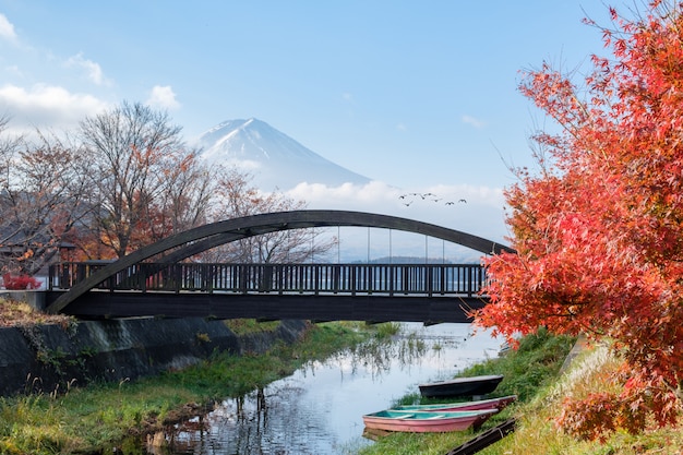 Monte Fuji con puente de madera y puente volando en la temporada de otoño en el lago Kawaguchiko