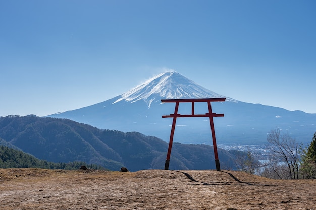 Foto monte fuji con puerta torii en kawaguchiko, japón.