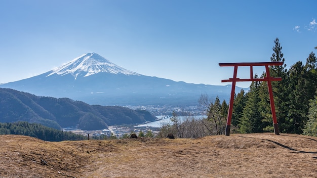 Monte Fuji con puerta Torii en Kawaguchiko, Japón.