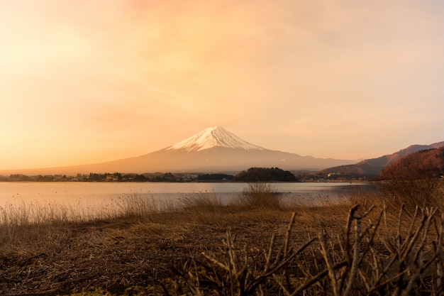 Foto monte fuji san, em, lago, kawaguchiko, em, japão, manhã, amanhecer