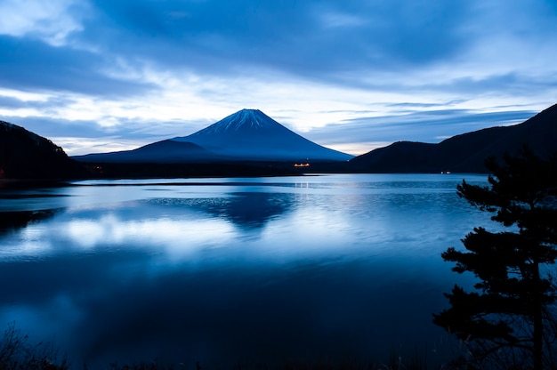 Monte Fuji san no Lago Kawaguchiko, no Japão, ao nascer do sol.