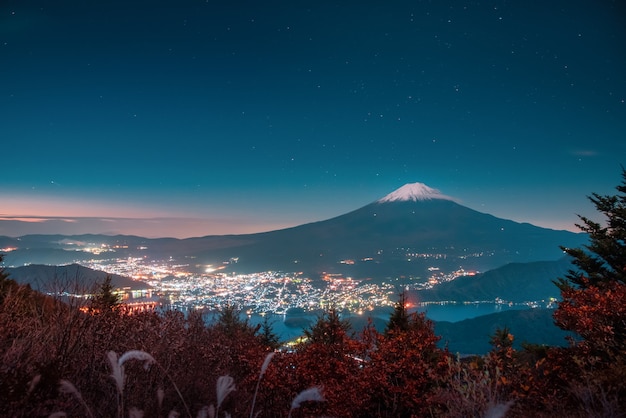 Monte Fuji sobre el lago Kawaguchiko con follaje otoñal al amanecer en Fujikawaguchiko, Japón.