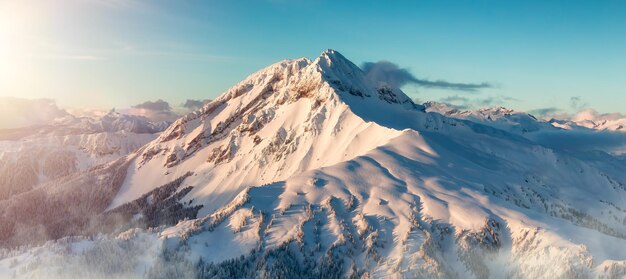 Monte Garibaldi cubierto de nieve temporada de invierno puesta de sol nublada vista aérea