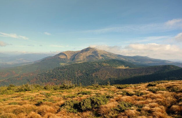 Monte hoverla pico pendurado dos Cárpatos ucranianos contra o fundo do céu