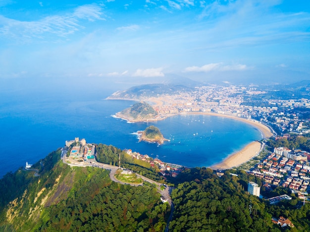 Monte Igueldo-Turm, Aussichtspunkt und Vergnügungspark auf dem Monte Igueldo-Berg in San Sebastian oder Donostia-Stadt in Spanien