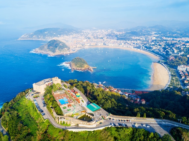 Monte Igueldo-Turm, Aussichtspunkt und Vergnügungspark auf dem Monte Igueldo-Berg in San Sebastian oder Donostia-Stadt in Spanien