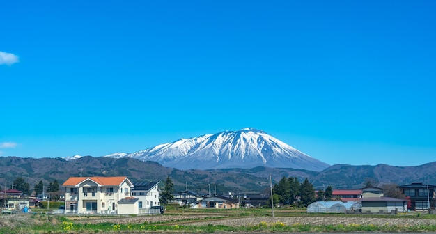 Monte Iwate coberto de neve com fundo natural de céu azul claro