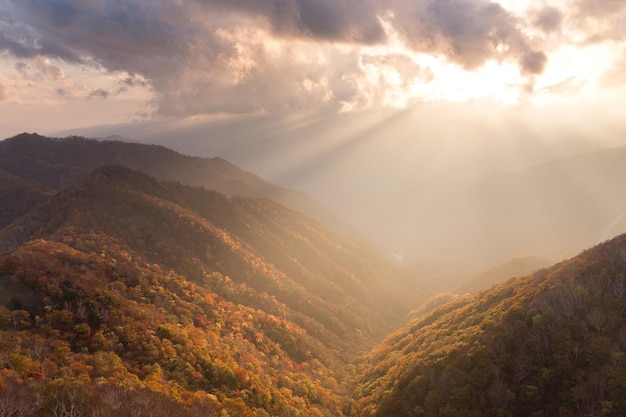 Monte japonés Hangetsuyama durante la puesta de sol