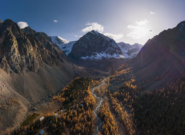 Monte Karatash en Aktru en otoño. Las montañas de Altai en otoño. Vista aérea.