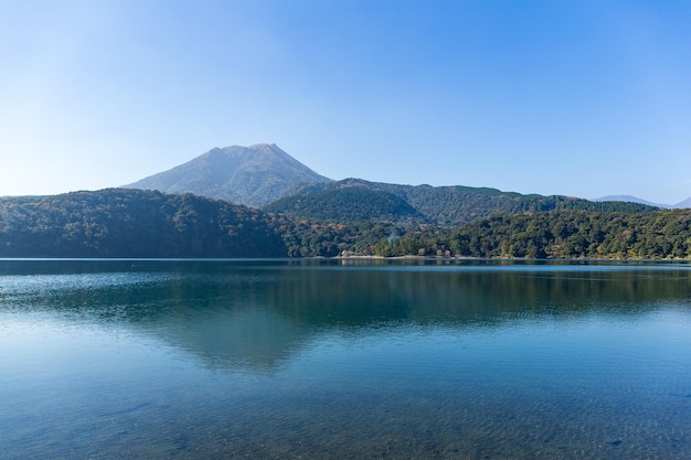 Monte Kirishima e lago
