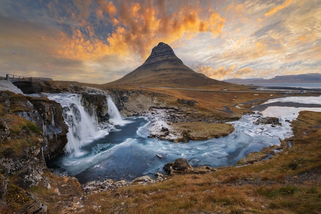 Monte Kirkjufell Iceland.Iceland Paisagem fria panorama ao pôr do sol.