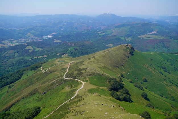 Monte Larrun hermosa vista de la montaña País Vasco en Francia Europa