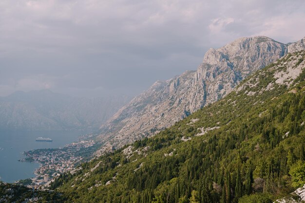 El monte lovcen está cubierto de bosque sobre la bahía de kotor montenegro