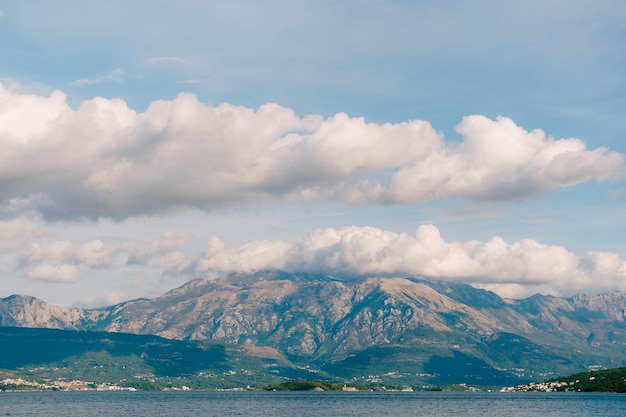 Monte lovcen nas nuvens vista da baía de kotor montenegro