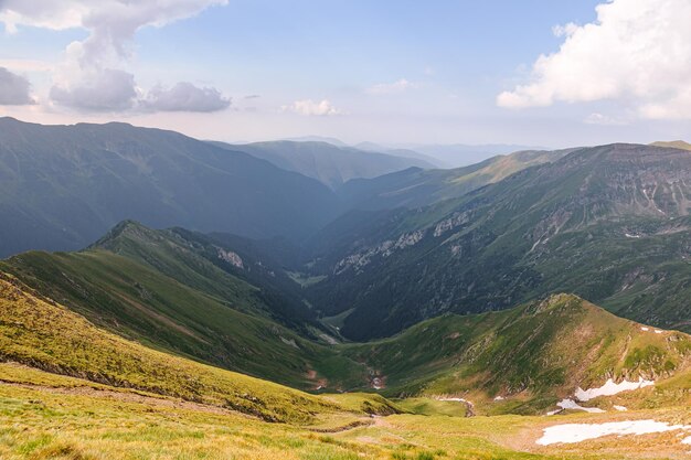 Monte o seu escritório com elegância natural Fagaras montanhas papel de parede exibindo beleza panorâmica