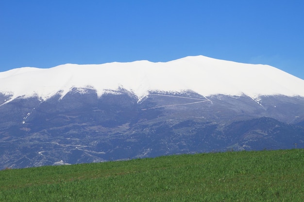 Monte Olimpo coberto de neve na Grécia