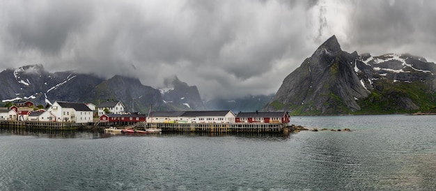 Monte Olstind acima de Hamnoy Noruega