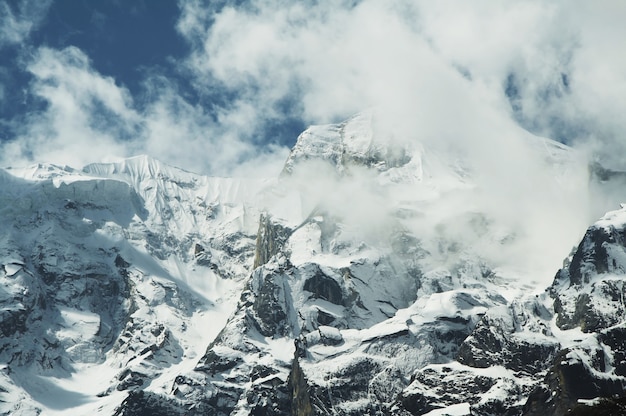 Monte pico en las nubes en el Himalaya