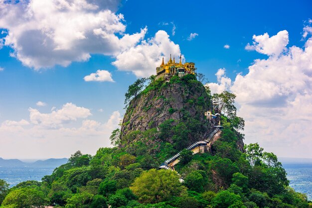 Foto monte popa em mianmar