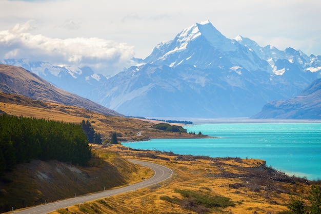 Monte el punto de vista del cocinero con el lago Pukaki y la carretera que conduce a la aldea de Cook Cook en la isla sur de Nueva Zelanda.