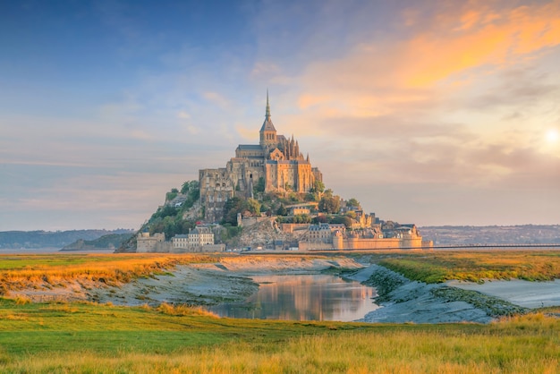 Monte Saint-Michel ao pôr do sol na Normandia, norte da França