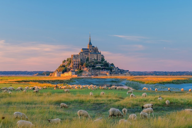 Monte saint-michel ao pôr do sol na normandia, norte da frança