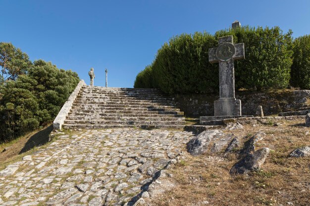 Monte Santa Tecla esculturas diferentes no início da área construída Galiza Espanha