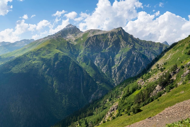 El monte SemenovBashi de la cordillera del Gran Cáucaso el balneario de Dombai en un día de verano KarachayCherkessia Rusia