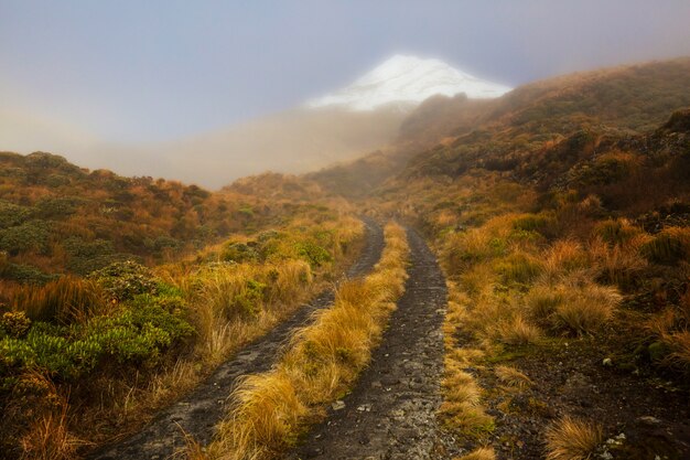 Monte Taranaki / Monte Egmont no Parque Nacional de Egmont, Ilha do Norte, Nova Zelândia. Lindas paisagens naturais