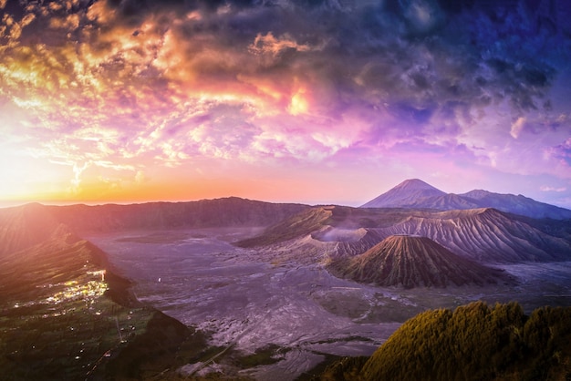 Monte el volcán Bromo al amanecer con fondo de cielo colorido