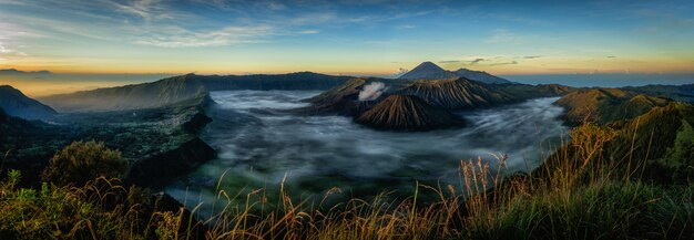 Foto monte el volcán de bromo durante la salida del sol, java oriental, indonesia.