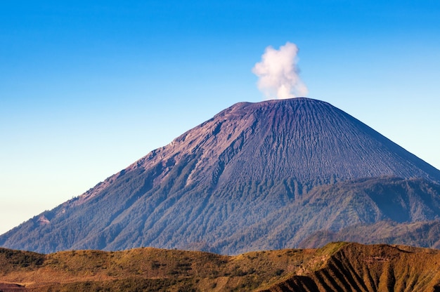 Monte los volcanes de Semeru en el parque nacional de Bromo Tengger Semeru, Java Oriental, Indonesia.