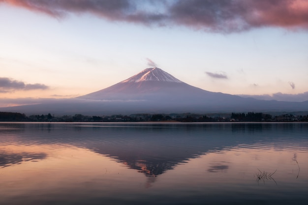 Monte vulcão Fuji-san, reflexão calor, lago kawaguchiko, em, amanhecer